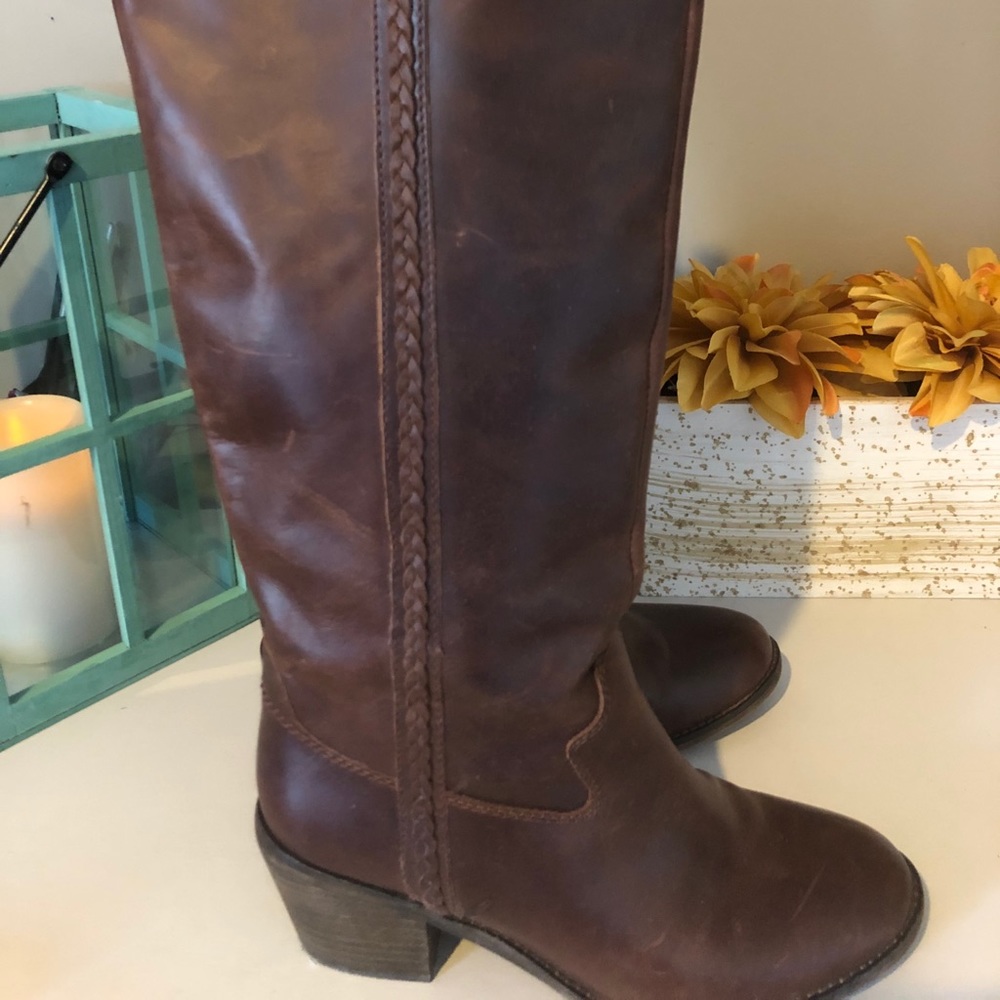 Boots with braiding on the side